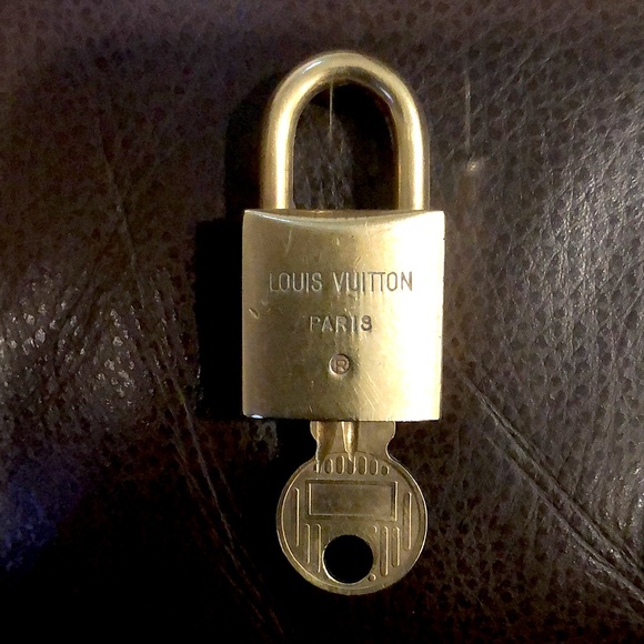 Vintage LV Louis Vuitton Padlock Lock & Key 217 - Picture 3 of 15
